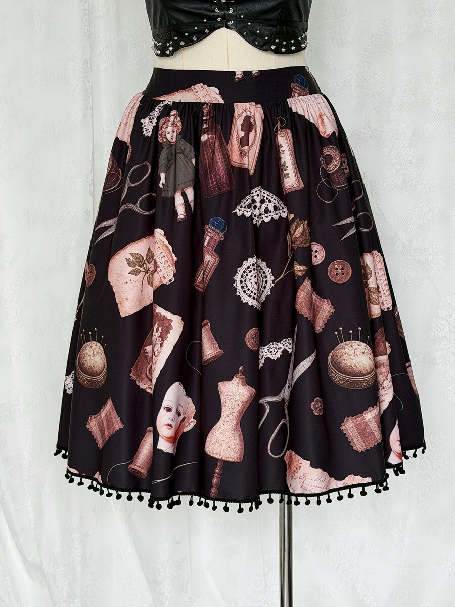 Sunspun Rok Ukuran Plus Motif Boneka Gelap dengan Hiasan Rumbai untuk Musim Gugur - Hitam - View 1