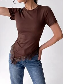 Firerie 女款極簡優雅休閒度假通勤修身T恤上衣，深棕色短袖收腰不對稱下擺蕾絲飾邊拼接 - 棕色 - 查看 6