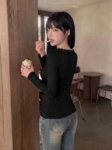 Sweetina 女款長袖收腰蝴蝶結裝飾蕾絲拼接純色休閒T恤 - 黑色 - 查看 2