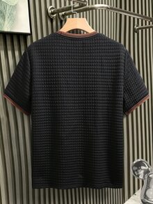 Manfinity Homme 男士黑色百褶紋理短袖T恤，對比羅紋圓領，極簡皮革貼標商務休閒寬鬆上衣 - 黑色 - 查看 2