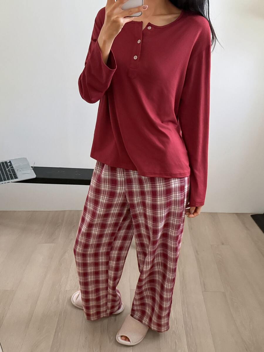 DAZY طقم بيجامة نسائي بلون موحد بياقة دائرية وأكمام طويلة مع أزرار علوية وبنطلون مربعات - الأحمر - مشاهدة 1
