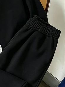 SHEIN 2件組小男孩酷炫個性幾何時尚印花圓領運動衫與慢跑褲套裝，適合假日派對、春秋冬季、休閒舒適、秋季首選、時尚休閒穿搭、秋冬街頭風、戶外休閒穿著、返校派對、適合戶外 - 黑色 - 查看 4