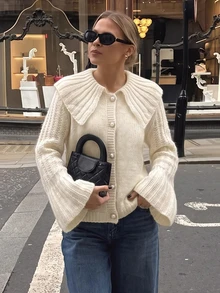 Lavishia Cardigan Wanita Elegan dan Modis dengan Lengan Lonceng Longgar dan Kancing Depan - Aprikot - View 3