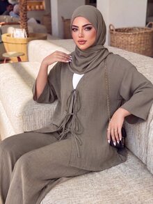 SHEIN Lady CURVE طقم نسائي مقاس كبير بلون موحد، توب بياقة V وأكمام 3/4 مع عقدة وبنطلون طويل فضفاض من قطعتين - كاكي - مشاهدة 1