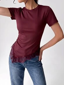Firerie 女款極簡優雅休閒度假通勤修身T恤上衣，黑色短袖收腰不對稱下擺蕾絲飾邊，適合度假、海灘、假日穿搭 - 酒紅色 - 查看 6