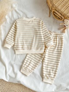 SHEIN Vintaside Kids 2件組男嬰幼兒運動衫+運動長褲套裝，可愛奶油卡其色熊圖案蝴蝶結條紋長袖圓領休閒戶外秋季連身衣假期裝 - 杏色 - 查看 2