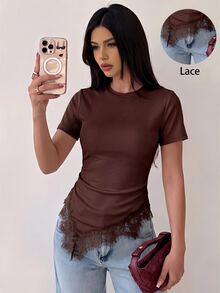 Firerie 女款極簡優雅休閒度假通勤修身T恤上衣，深棕色短袖收腰不對稱下擺蕾絲飾邊拼接 - 棕色 - 查看 5