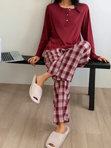 DAZY Bộ đồ ngủ nữ gồm áo tay dài cổ tròn cài nút màu trơn và quần kẻ caro - Đỏ - Xem 3