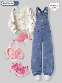 SHEIN Genkimix Kids 女童牛仔吊帶褲，淺藍色水洗牛仔布，多色愛心刺繡，前胸口袋，可調節金屬扣肩帶，直筒寬腿版型。適合全年日常穿著，可搭配T恤，休閒甜美風格，適合校園、購物、外出等場合 - 淺色水洗藍 - 查看 1