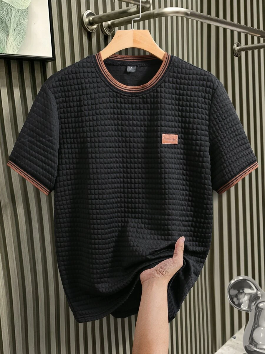 Manfinity Homme 男士黑色百褶紋理短袖T恤,對比羅紋圓領,極簡皮革貼標商務休閒寬鬆上衣 - 黑色 - 查看 1