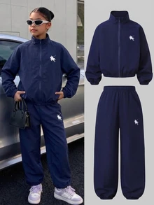 SHEIN 青少年女孩學院風馬匹圖案拉鍊運動套裝，海軍藍防風夾克外套與運動長褲2件組，休閒運動慢跑居家運動套裝 - 藍色 - 查看 3
