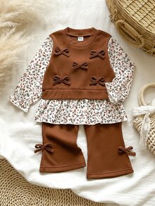 SHEIN Vintaside Kids 2件組幼兒女嬰上衣與喇叭褲套裝，甜美優雅棕色碎花蝴蝶結羅紋荷葉邊長袖圓領休閒戶外秋季連身褲，節日款 - 棕色 - 查看 1