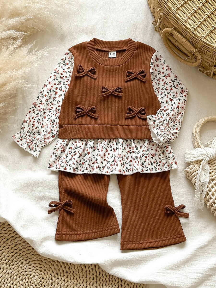 SHEIN Vintaside Kids 2件組幼兒女嬰上衣與喇叭褲套裝,甜美優雅棕色碎花蝴蝶結羅紋荷葉邊長袖圓領休閒戶外秋季連身褲,節日款 - 棕色 - 查看 1
