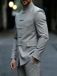 Manfinity Mode 男士奢華青蛙鈕扣設計立領西裝外套，立領設計提供更多造型與層次感，適合日常通勤、商務、派對與宴會穿著。這款西裝外套是男士衣櫥中不可或缺的多功能單品，是送給男友或丈夫的完美禮物 - 淺灰色 - 查看 4