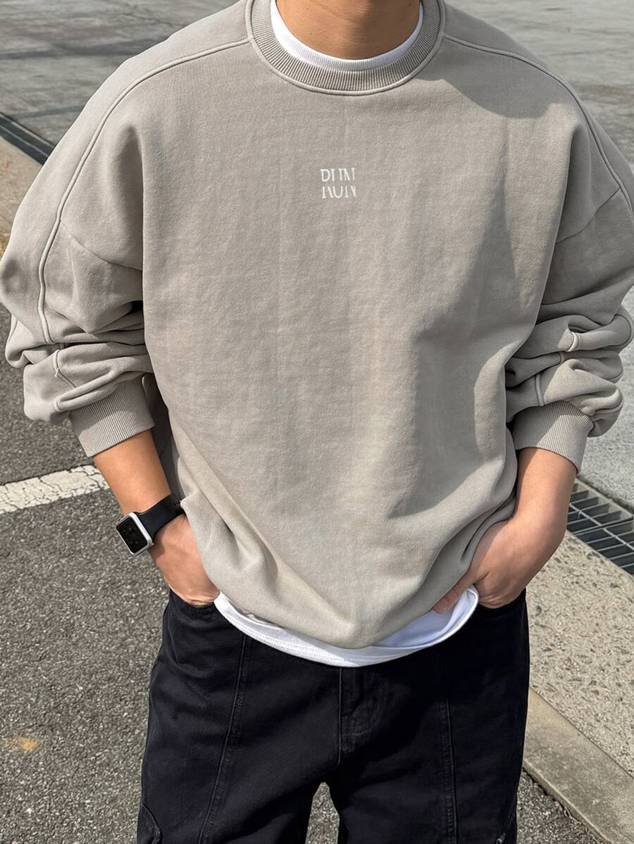 DAZY 男士秋冬保暖內裡灰色圓領長袖套頭運動衫,羅紋袖口、下擺與領口,胸前字母印花與背後拼接開縫設計 - 灰色 - 查看 1