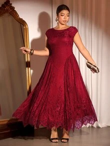 Cravure Gaun Maxi Renda Ukuran Besar Elegan untuk Pesta dengan Kerah Boat dan Kelim Payung - Burgundy - View 1