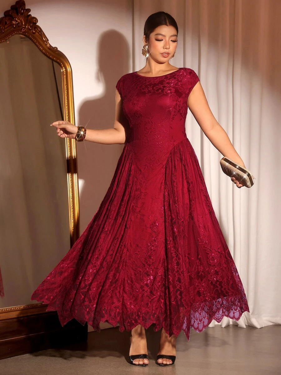 Cravure Gaun Maxi Renda Ukuran Besar Elegan untuk Pesta dengan Kerah Boat dan Kelim Payung - Burgundy - View 1