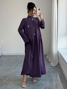 Yasmyna 女款純色花卉裝飾長袖立領百褶阿拉伯風洋裝 - 紫色 - 查看 5