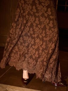 MOTF PREMIUM Gaun Wanita Musim Gugur/Dingin Beludru Jacquard Elegan dengan Hem Asimetris Panjang Sedang - Coklat - View 2