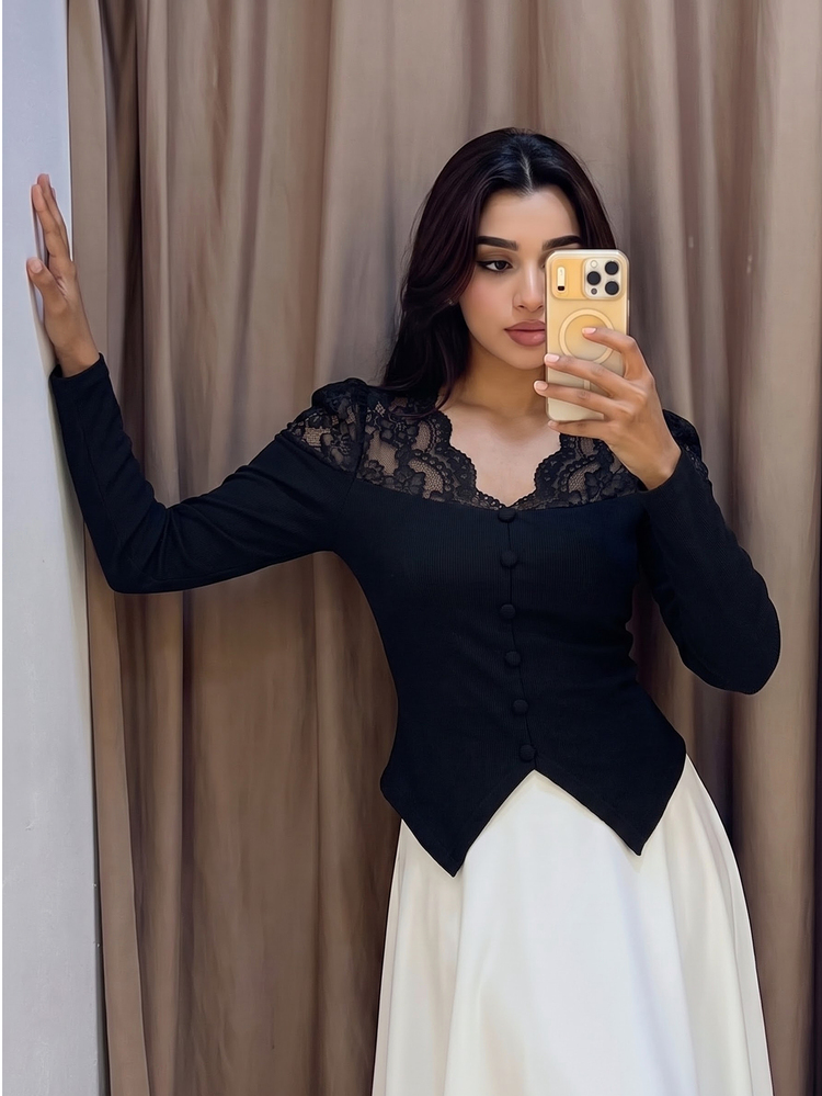 Modelyn 女款優雅V領修身蕾絲拼接收腰針織上衣，適合日常通勤與約會穿搭 - 黑色 - 查看 8