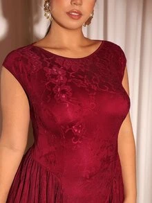 Cravure Gaun Maxi Renda Ukuran Besar Elegan untuk Pesta dengan Kerah Boat dan Kelim Payung - Burgundy - View 2