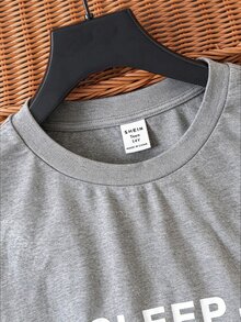 SHEIN 青少年男孩卡通印花灰色長袖圓領格紋褲家居服套裝 休閒校園舒適時尚簡約實用百搭柔軟面料 適合日常穿著 適合學校 適合外出 適合居家穿著 適合秋冬穿著 開學首日 青少年 適合秋冬校園 - 灰色 - 查看 5