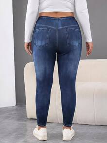 SHEIN CURVE+ بنطلون كاجوال مقاس كبير بجيوب وأزرار وتصميم ممزق بقصة ضيقة للارتداء اليومي، خريف وشتاء 2026 22W - الأزرق - مشاهدة 2