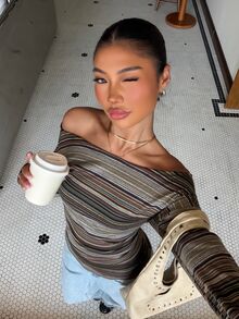 Muchica 女款棕色條紋拼接不對稱肩休閒街頭風Y2K百搭日常穿著上衣 外出穿搭 秋冬復古文藝風格T恤 - 彩色 - 查看 6
