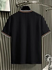 Manfinity Homme Kaos Pria Lengan Pendek Leher Bulat Bertekstur Vertikal, Aksen Patch Kulit yang Indah, Desain Manset & Kerah Warna Kontras, Atasan Kasual Serbaguna Mewah untuk Pria - Hitam - View 2