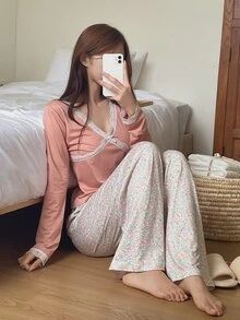 DAZY طقم بيجامة نسائي مع ملابس علوية مزينة بالدانتيل وبنطال بنقشة زهور صغيرة، ملابس مريحة للاسترخاء - وردي - مشاهدة 3