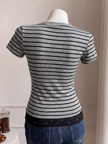 Comfortcana 女款橫條紋蕾絲拼接下擺開衩V領前開扣修身顯瘦短袖T恤 - 灰色 - 查看 2