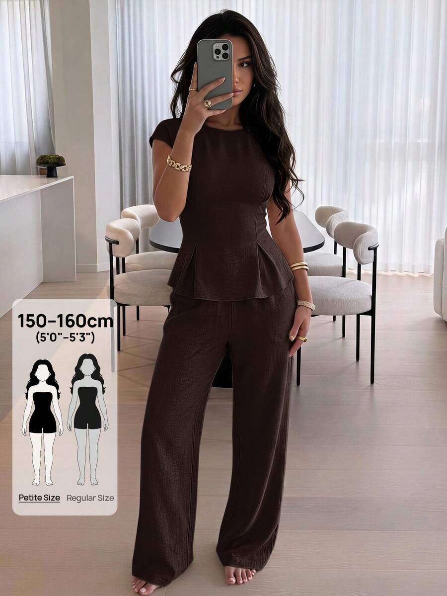 SHEIN PETITE طقم نسائي من قطعتين بلوزة بخصر مشدود وتكسيرات مع بنطلون واسع الساق - بني - مشاهدة 1