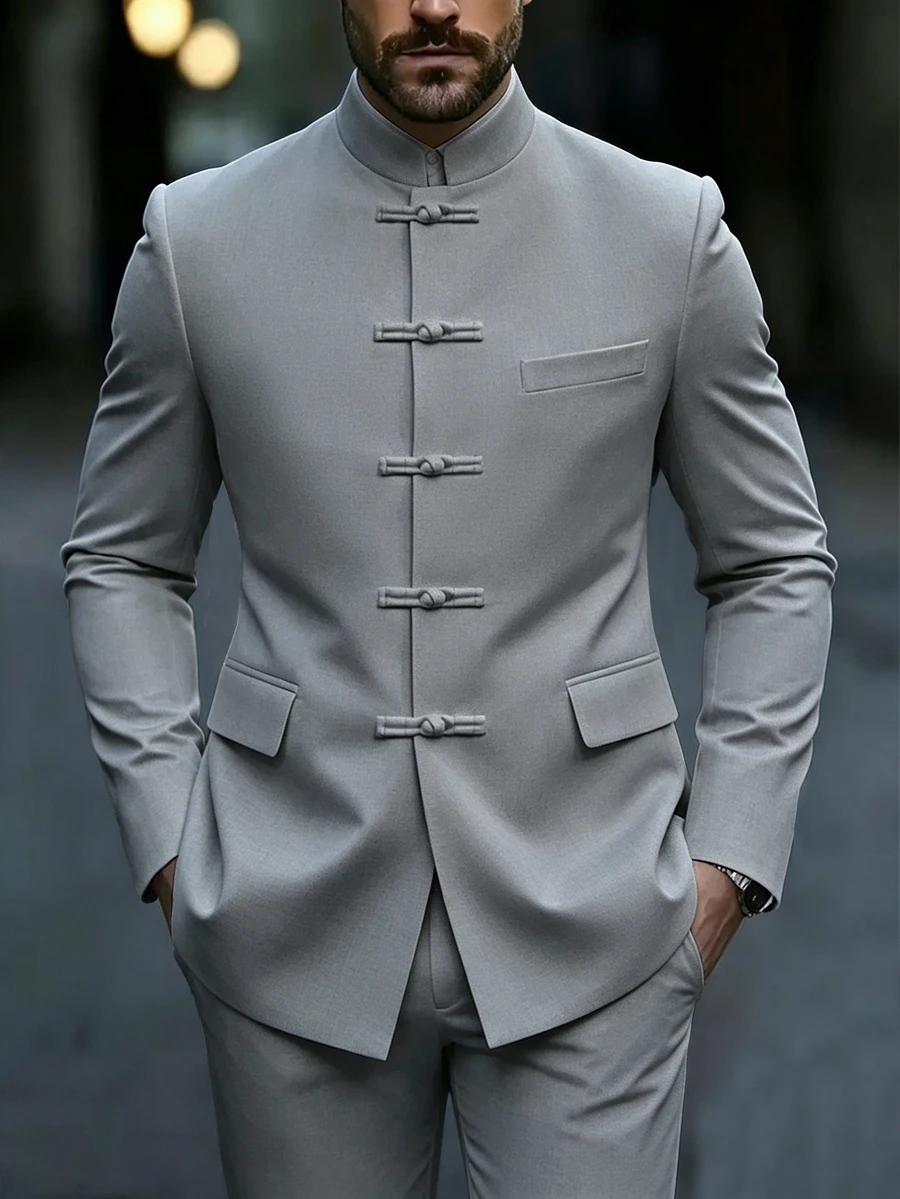 Manfinity Mode 男士奢華青蛙鈕扣設計立領西裝外套,立領設計提供更多造型與層次感,適合日常通勤、商務、派對與宴會穿著。這款西裝外套是男士衣櫥中不可或缺的多功能單品,是送給男友或丈夫的完美禮物 - 淺灰色 - 查看 1
