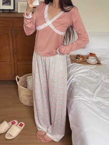 DAZY طقم بيجامة نسائي مع ملابس علوية مزينة بالدانتيل وبنطال بنقشة زهور صغيرة، ملابس مريحة للاسترخاء - وردي - مشاهدة 4