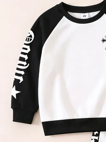 SHEIN 小男孩哥德風字母圖案插肩袖圓領衛衣與運動長褲2件套服裝組 - 彩色 - 查看 4