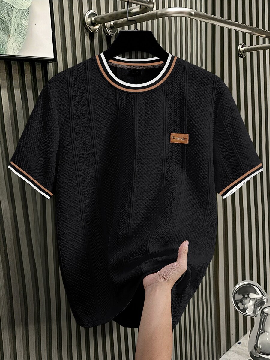 Manfinity Homme Kaos Pria Lengan Pendek Leher Bulat Bertekstur Vertikal, Aksen Patch Kulit yang Indah, Desain Manset & Kerah Warna Kontras, Atasan Kasual Serbaguna Mewah untuk Pria - Hitam - View 1