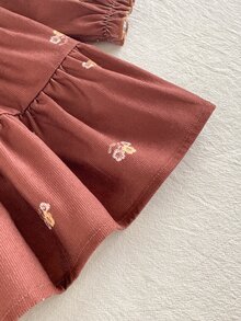 SHEIN 幼女分層A字洋裝 甜美優雅可愛仙女風 棕色花卉荷葉邊蝴蝶結 彼得潘領長袖 適合家庭拍照居家秋季穿著 - 卡其色 - 查看 11
