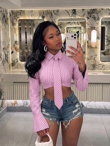 SHEIN BamGlam Y2K 英倫學院風條紋領口領結短版上衣 喇叭袖修身短版襯衫街頭風 - 粉色 - 查看 1