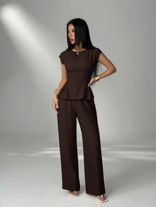 SHEIN PETITE طقم نسائي من قطعتين بلوزة بخصر مشدود وتكسيرات مع بنطلون واسع الساق - بني - مشاهدة 4