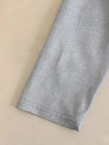 SHEIN 青少年女孩睡衣套裝，新款復古圖案印花牛奶絲灰色圓領長袖上衣，搭配全印花酒紅格紋寬鬆舒適長褲，2件套居家服，秋冬日常聖誕節假期風格，1套 - 灰色 - 查看 8