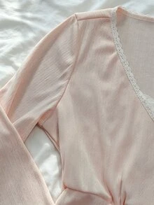 IslaSuriya Blus Lengan Panjang Wanita dengan Patchwork Renda, Slim Fit, Serbaguna untuk Pemakaian Harian - Baby Pink - View 3