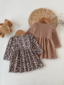 SHEIN Playful Pals 2件組嬰幼兒女童百褶洋裝，可愛甜美棕色豹紋羅紋針織鈕扣長袖圓領常規款，秋季節日萬聖節公主風時尚洋裝 - 彩色 - 查看 3