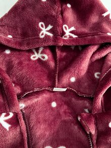 SHEIN Genkimix Kids 1件少女甜美軟萌風酒紅色外套，毛絨面料觸感柔軟，滿版白色蝴蝶結與波點印花，全連帽設計，前襟同色拉鍊方便穿脫，緊口袖口與下擺，寬鬆版型，適合日常出遊、購物、玩耍，秋冬加厚款 - 酒紅色 - 查看 4
