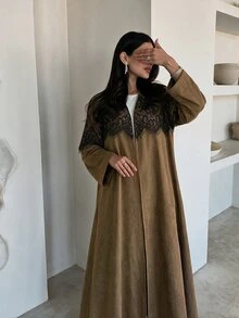 Yasmyna عباية نسائية بنية اللون مفتوحة من الأمام مزينة بتطريزات دانتيل بألوان متناقضة، بأكمام طويلة، بتصميم رومانسي أنيق مستوحى من الطراز العربي - بني - مشاهدة 3