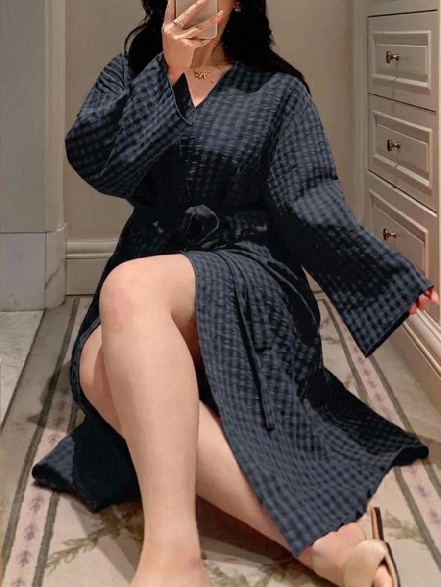 Dazy Plus Jubah Panjang Longgar Motif Kotak-kotak dengan Depan Asimetris untuk Musim Semi, Panas dan Gugur - Navy Blue - View 1