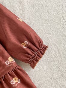 SHEIN 幼女分層A字洋裝 甜美優雅可愛仙女風 棕色花卉荷葉邊蝴蝶結 彼得潘領長袖 適合家庭拍照居家秋季穿著 - 卡其色 - 查看 9