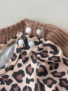 SHEIN Playful Pals 2件組嬰幼兒女童百褶洋裝，可愛甜美棕色豹紋羅紋針織鈕扣長袖圓領常規款，秋季節日萬聖節公主風時尚洋裝 - 彩色 - 查看 5