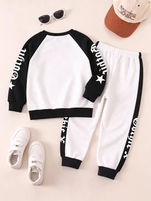 SHEIN 小男孩哥德風字母圖案插肩袖圓領衛衣與運動長褲2件套服裝組 - 彩色 - 查看 2