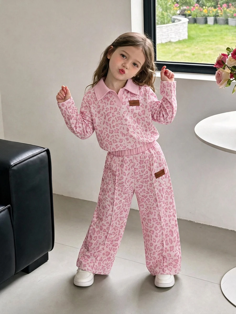 SHEIN Elladie kids 少女豹紋波羅領長袖寬腿褲兩件套,灰色豹紋上衣搭配米色半開V領設計;下身為配套豹紋寬腿長褲,配米色鬆緊腰帶。適合日常上學、郊區出遊、購物、觀光、戶外攝影與打卡場景,春秋穿搭。 - 粉色 - 查看 1