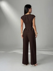 SHEIN PETITE طقم نسائي من قطعتين بلوزة بخصر مشدود وتكسيرات مع بنطلون واسع الساق - بني - مشاهدة 8